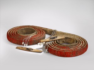 Monnaie de plumes et charmes, île de Nendö, îles Santa Cruz. Début du XXe siècle. Bois, plumes, fibres d'hibiscus, graines et coquillages. Dim. : 18 x 41 x 41 (enroulée). © Musée du quai Branly. Ex-coll. La Korrigane, 1935. N° inv. : 71.1961.103.115. Photo : C. Germain.