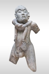 Statuette en calcaire dénommée « Adolescent de Cumpich » représentant un chaman nu, arborant un appareil génital démesuré, probablement en érection, représenté au cours de l’une de ses pratiques ascétiques, Cumpich, Campeche, Mexique. Classique récent (600-800 ap. J.-C.). © Museo Nacional de Antropología, Mexico. Réf. : Maya-NCH-8305. Photo : I. Guevara.