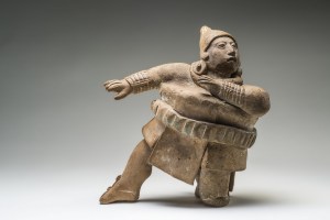 Statuette en céramique, joueur de balle en pleine action. Jaina. Classique récent (600-800 ap. J.-C.). H. : 12,7 cm. © Museo Nacional de Antropología, Mexico. Réf. : Maya-NCH-1351. Photo. : I. Guevara.