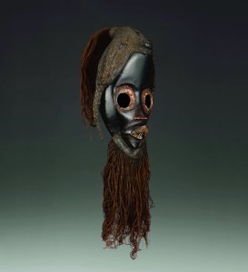 Masque de course, gunye ge, Dan, Côte d’Ivoire. Bois, fibres végétales et pigments. H. : 26 cm. © Coll. privée. Photo archives de l’auteur.