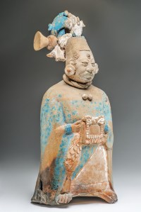 Figurine-sifflet en céramique polychrome représentant une femme noble. Jaina, Campeche. Mexique. Classique récent (600-800 ap. J.-C.). H. : 21,6 cm. © Museo Nacional de Antropología, Mexico. Réf. : 10-78656.
