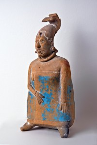 Figurine féminine en céramique. Jaina, Campeche, Mexique. Classique récent (600-800 ap. J.-C.). Les femmes jouaient un rôle très important en politique : des alliances entre cités étaient conclues par le biais des mariages. H. : 27 cm. Centro Cultural Universitario Tlatelolco, UNAM, Mexico. Réf. : ST/L49/1270.