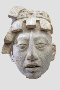Cette tête en stuc a été trouvée sous le sarcophage de Pakal, peut-être la représentation de ce dernier en jeune homme, comme après une renaissance. Chambre funéraire du temple de Las Inscripciones, Palenque, Chiapas, Mexique. Classique récent (600-800 ap. J.-C.). © Museo Nacional de Antropología, Mexico. Réf. : Maya-NACH-8418. Photo : I. Guevara.