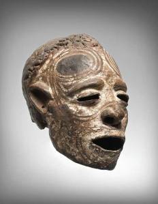 Crâne surmodelé et peint, Iatmul, village de Yentchenmengua, moyen Sépik, Papouasie Nouvelle-Guinée, vers 1800-1900. H. : 21,5 cm. © Martin Doustar.