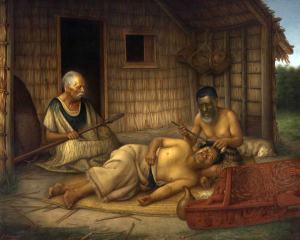 Gottfried Lindauer, « The Tohunga-Ta-Moko at Work », 1915. Huile sur toile, 188,6 x 233,7 cm. © Auckland Art Gallery Toi o Tāmaki, don de H. E. Partridge, 1915. Réf. : 1915/2/49. Le tatoueur tient dans sa main droite son uhi (ciseau) dont la lame est enduite de pigment bleu et de la gauche un māhoe (maillet), a son petit doigt, une bande de tissu en lin pour éponger le sang. Sur la gauche de la composition, un chef âgé, peut-être entonnant un karakia (incantation) mettant en action les atua (forces spirituelles) pour encourager le tatoué à montrer son endurance à la douleur.
