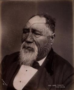 « Paul Paora Tuhaere, Chief, Orakei », par Elizabeth Pulman, Auckland. © Archives New Zealand, Te Rua Mahara o te Kāwanatanga, Wellington. Réf. : R24024954.