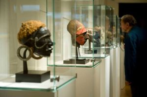 Vue de l’exposition Golgotha, regard vers les ancêtres, Paris, 2014. Au premier plan, tête, îles Salomon et crâne déformé, Vanuatu. © Martin Doustar.