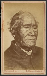 « Tāmati Waka Nene, chef de l’iwi Ngāpuhi ». Photo-carte par Elizabeth Pulman, Auckland. Cette photographie a probablement était prise peu avant sa mort, en 1871. © Alexander Turnbull Library, National Library of New Zealand, Te Puna Mātauranga o Aotearoa. Réf. : PA2-1357.