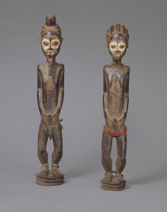 Couple, « Maître d’Essankro », Côte d’Ivoire, région baoulé, vers 1880. H. : 55,4 cm. © The Metropolitan Museum of Art, New York, The Michael C. Rockefeller Memorial Collection, 1969, Inv. 1978.412.390/391. Ex-coll. Roger Bédiat, Abidjan, acquis avant 1957.