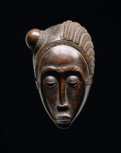 Masque à la coiffure double, « Maître d’Essankro », Côte d’Ivoire, région baoulé, vers 1880. H. : 25 cm. © Collection du Dr Wolfgang Felten. Ex-coll. Frederick R. Pleasants, New York, acquis avant 1938.