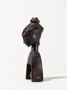 Étrier de poulie de métier à tisser, entourage du « Maître de Bouaflé », Côte d'Ivoire, Sud du pays gouro, vers 1900. H. : 16,5 cm. Coll. privée. © Rainer Wolfsberger.