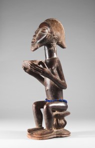 Figurine masculine assise tenant une coupe, « Maître d’Himmelheber », Côte d’Ivoire, région baoulé, XIXe siècle. H. : 38,4 cm. © Collection privée, New York. Collectée par Hans Himmelheber en 1933.