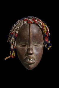 Masque déanglé aux traits féminins par Tamé, Liberia, région dan occidentale, Nyor Diaplé vers 1930. H. : 25,5 cm. © Collection Barbara et Eberhard Fischer. Collecté par Hans Himmelheber, vers 1950.