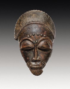 Masque, « Maître de Totokro », Côte d’Ivoire, région baoulé, vers 1900. H. 30 cm. Ex-coll. Franco Monti, recueilli vers 1950 dans le village d'Ara. © Bernard de Grunne. Photo : F. Dehaen-Studio Asselberghs.