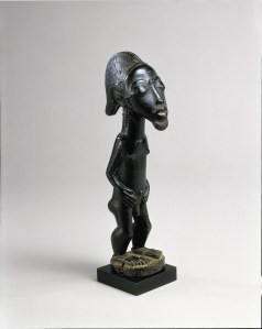 Figurine masculine debout, « Maître d’Himmelheber », Côte d’Ivoire, région baoulé, XIXe siècle. H. 31,8 cm. © Curtis Galleries, Minneapolis. Ex-coll. Paul Chadourne, Paris, acquise vers 1950.