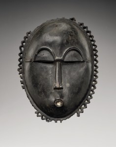 Masque, « Maître de Kamer », Côte d’Ivoire, région baoulé, vers 1920. H. : 20 cm. © Coll. privée. Ex-coll. Hans Röthlingshöfer, Bâle, acquis vers 1958. Photo F. Dehaen-Studio Asselberghs.