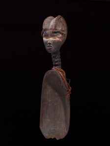Cuillère cérémonielle wakémia ornée d’une tête de femme par Sra, Liberia, région wè occidentale, Béléwalé, vers 1930. H. : 73 cm. © Collection Barbara et Eberhard Fischer. Collectée à Béléwalé par Hans Himmelheber, vers 1950.