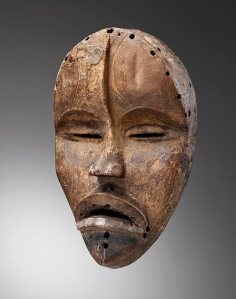 Grand masque à nervure frontale par Sra, Côte d’Ivoire, région dan méridionale, vers 1930. H. : 34 cm. © Collection privée, acquis à Abidjan avant 1970.