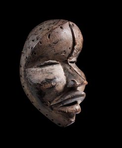 Grand masque à nervure frontale par Sra, Liberia, région dan ou wè occidentale, Béléwalé, vers 1930. H. : 31 cm. Museum Rietberg, Zurich ; don du Rietberg-Kreis. Collecté par Hans Himmelheber, vers 1950.