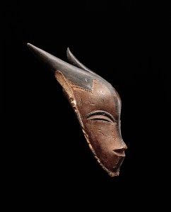 Masque gou avec cornes, « Maître de Bouaflé », Côte d’Ivoire, sud du pays gouro, XIXe siècle. H. : 35,7 cm. © Museum Rietberg, Zurich, don du Rietberg-Gesellschaft, ex-coll. Paul Guillaume, avant 1920, Inv. RAF 466.