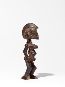 Figurine féminine tugubélé (partie d’un couple), « Maître de la forme triangulaire », Côte d’Ivoire, centre du pays sénoufo, vers 1930. H. : 14,5 et 15,5 cm. Museum Rietberg, Zurich, Inv. RAF 320a/320b. Ex-coll. Emil Storrer, acquis avant 1960.