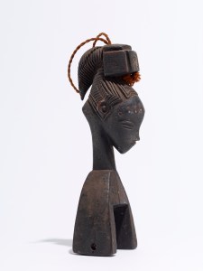 Étrier de poulie de métier à tisser, « Maître de Bouaflé ». Côte d’Ivoire, sud du pays gouro, vers 1900. H. : 20,5 cm. © Collection Barbara et Eberhard Fischer, collecté par Hans Himmelheber avant 1952.