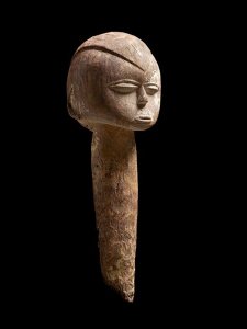 Tête-piquet baàthíl, « Maître du style birifor dit de “Poyo” », Burkina Faso, région ouest de Gaoua, vers 1930. H. ; 49 cm. © Collection privée. Ex-coll. Jacques Kerchache, acquise avant 1974.