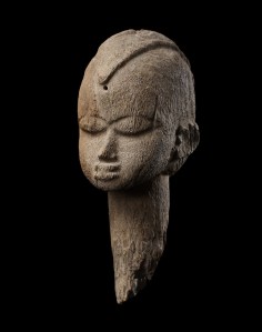 Tête-piquet baàthíl, « Maître du style birifor dit de “Poyo” », Burkina Faso, région de Gongombili, vers 1920. H. : 29,5 cm. © Collection François et Marie Christiaens.