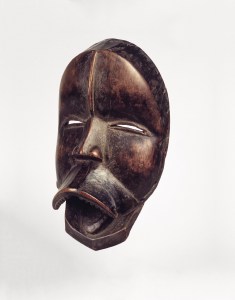 Masque chantant sengle par Uopié, Liberia, région dan occidentale, Nyor Diaple, vers 1920. Bois. H. 24,8 cm. © Brooklyn Museum, Don d'Arturo et Paul Realto Ramos, Inv. 56.6.25.