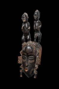 Masque cimier à deux figures, « Maître des Duonou », Côte d’Ivoire, région occidentale du pays Gouro, vers 1920. H. : 43 cm. © Collection Barbara et Eberhard Fischer, collecté par Hans Himmelheber en 1934.