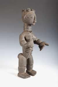 Figurine féminine, « Maître des mains géantes », Côte d’Ivoire, région akyé, vers 1920. H. : 45,5 cm. © Musée des Civilisations de Côte d’Ivoire, Abidjan, Inv. 42-3-315. Provenance inconnue, avant 1942.