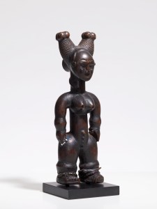 Figurine féminine nkpasopi, « Maître du visage rond », Côte d’Ivoire, région kyaman, XIXe siècle. H. : 27 cm. © Museum Rietberg, Zurich, ex-coll. du comte de Gouy d’Arsy, avant 1917 ; Han Coray, acquise avant 1928, Inv. RAF 522.