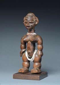 Figurine féminine nkpasopi, « Maître des volumes arrondis », Côte d’Ivoire, région kyaman, gwa, akyé ou abé, vers 1900. H. : 26 cm. © Coll. privée. Ex-coll. Michel Gaud.