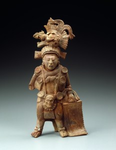 « Standing Maya Lord », Alta Verapaz, Guatemala. Terre cuite et traces de polychromie. 300-500 ap. J.-C. H. : 40,5 cm. Photo R. Asselberghs.