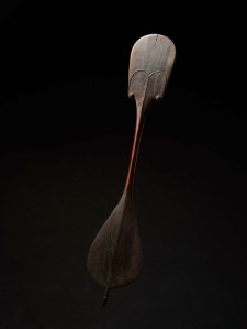Pagaie cérémonielle rapa, île de Pâques, XVIIIe siècle. Bois de Sophora toromiro. L. : 86,25 cm. Ex-coll. Gustave & Franyo Schindler, USA. Photo P. Louis.