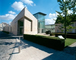 Vue de l’entrée du musée de l’Hospice Saint-Roch, architecte Pierre Colboc. Photo. J. Bernard.
