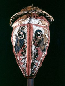 Masque de danse, Elema, golfe Papou, Papouasie Nouvelle-Guinée. Tapa, fibres végétales et pigments. Photo J. Bernard.