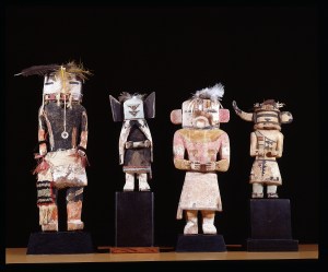 Quatre poupées kachina, Hopi, Nouveau-Mexique, 1900-1910. Dim. : 28 à 17 cm. Racine de peuplier américain, pigments, plumes et fibres végétales. © Musée de l’Hospice Saint-Roch, Issoudun. Photo J. Bernard/Leemage.