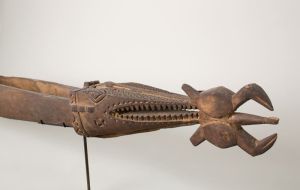 Ornement de proue d’une pirogue, îles de l’Amirauté, ex-coll. des Missionnaires du Sacré-Cœur, Issoudun. L. : 117 cm. Bois et chaux. Photo J. Bernard.