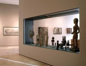 Vue de la salle Cécile Reims et Fred Deux, "sculptures africaines". Photo J. Bernard.