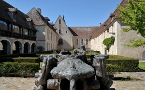 Parvis du musée, sculpture monumentale d’Étienne Martin, Le Puits-fontaine, ou La Maison de l’est, 1981, bronze, commande publique de la ville d’Issoudun. Photo P. Trawinski.