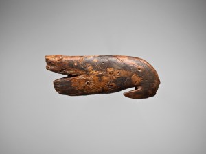 Poignée de couteau ulu en forme d’ours, Old Bering Sea II, vers 100-300 ap. J.-C. Ivoire de morse. Dim. : 11,1 x 4,4 x 1,6 cm. A74087.