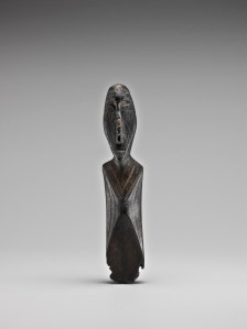 Grande figure en ivoire noir, Okvik/Old Bering Sea I, vers 250 av. J.-C.-100 ap. J.-C. Ivoire de morse. Dim. : 8,6 x 1,9 x 1,6 cm. A7749.