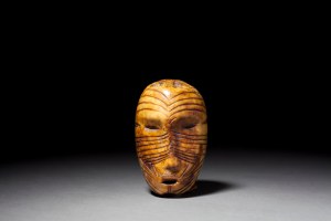 Tête tatouée, Old Bering Sea III ou punuk, vers 500-800 ap. J.-C. Ivoire de morse. Dim. : 7,9 x 5,1 x 3,8 cm. A7753. 