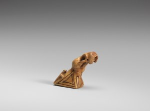 Crâne de morse supportant un phoque, ouest de Thulé, vers 1000-1800 ap. J.-C. Ivoire de morse. Dim. : 3,2 x 4,4 x 1,9 cm. A78119-35.