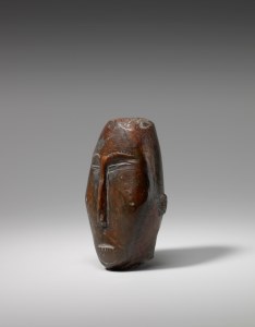 Tête noire, Okvik/Old Bering Sea I, vers 250 av. J.-C.-100 ap. J.-C. Ivoire de morse. Dim. : 7,6 x 3,8 x 3,2 cm. A78139.