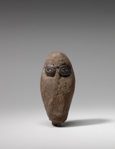 Tête en bois, les yeux incrustés en ivoire, Okvik/Old Bering Sea I, vers 250 av. J.-C.-100 ap. J.-C. Bois et ivoire de morse. Dim. : 7,6 x 4,8 x 2,7 cm). A7921.