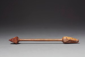 Outil à la tête de renard, Okvik/Old Bering Sea I, vers 250 av. J.-C.-100 ap. J.-C. Ivoire de morse. Dim. : 10,2 x 1,1 cm. A7923.