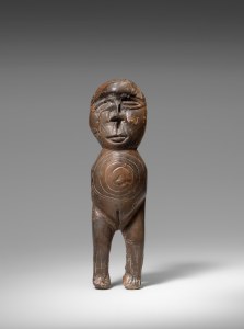 Figure féminine avec cercles concentriques, Okvik/Old Bering Sea I, vers 250 av. J.-C.-100 ap. J.-C. Ivoire de morse. Dim. : 10,3 x 2,9 x 1,7 cm.