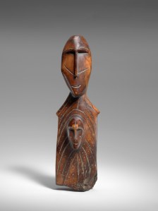 Figure avec un visage sur le torse, “Madone d’Okvik”, Okvik/Old Bering Sea I, vers 250 av. J.-C.-100 ap. J.-C. Ivoire de morse. Dim. : 15,2 x 4,4 x 3 cm. A7927.